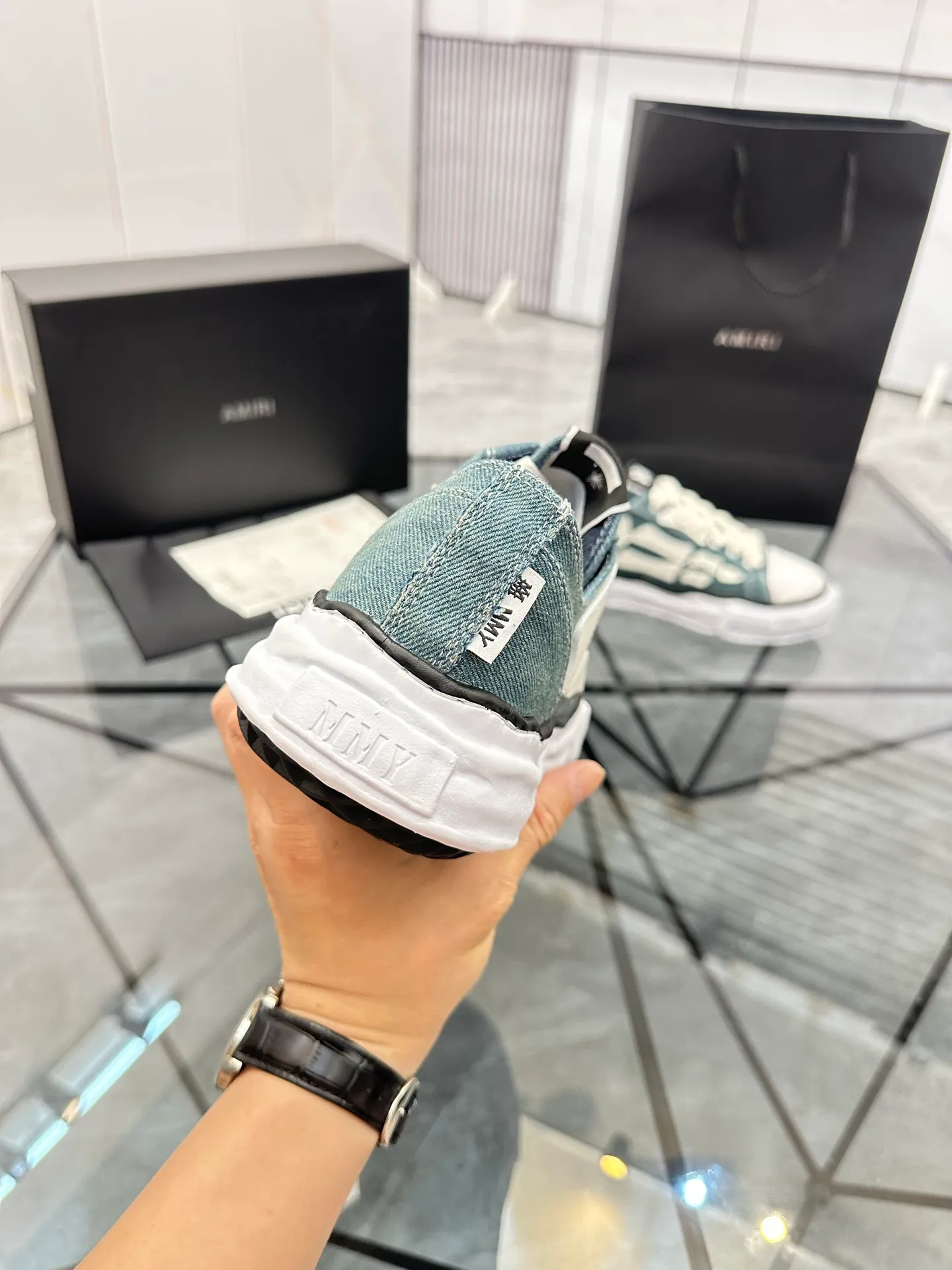 Men's shoes: 💰P520¥ High-end quality Product trademark: AMIRI* "Emil*" low-top casual shoes Regular size: 39-45 (can be customized to 46) Product materials: Upper imported original fabric spliced ​​cowhide, breathable lining, original outsole. Number: 525